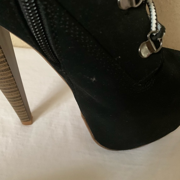 Shoes - Picture 4 of 6